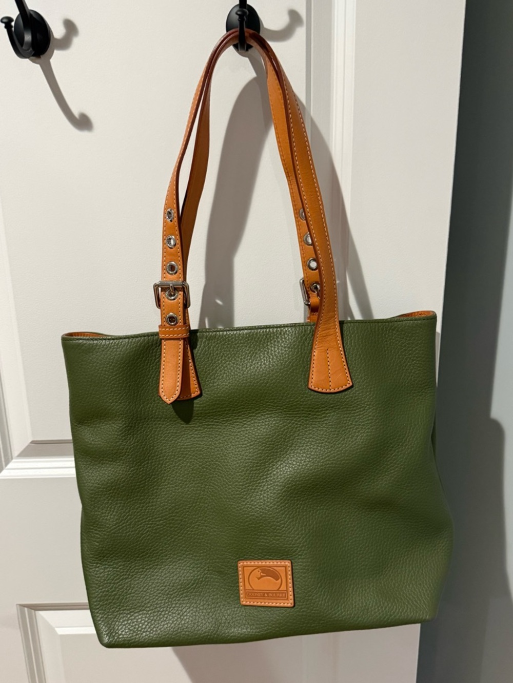 Dooney & Bourke large green tote in excellent condition with many pockets